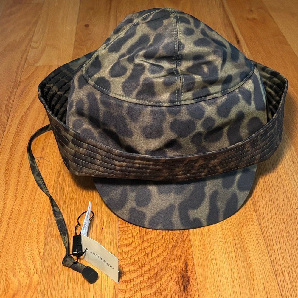 Burberry Printed Bucket Hat, Brand New 🔥